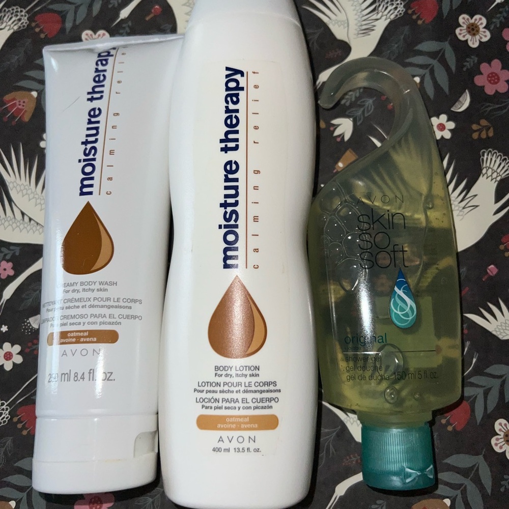Avon Moisture Therapy and Skin So Soft Set - White and Green